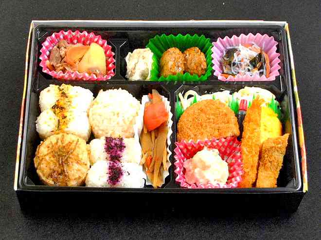 おにぎりバラエティ弁当（幕ノ内弁当）パック茶（200ml）付き