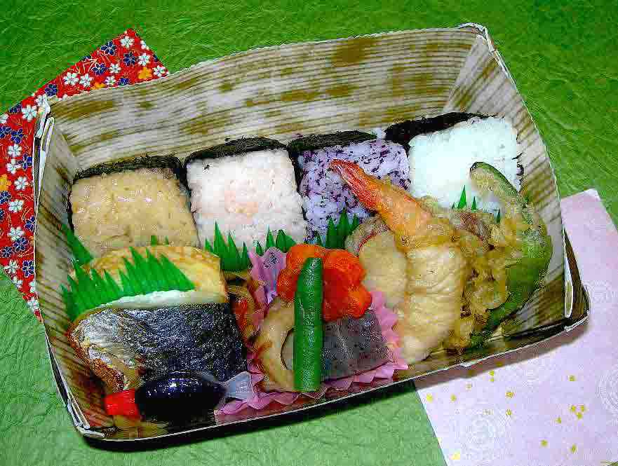 ハイキング弁当（特）　4種類おにぎりと和風弁当　パック茶（200ml）付き