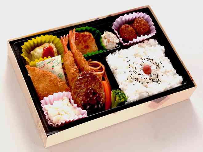 お楽しみ弁当（洋１）　エビフライ、チキンステーキ洋風幕の内　緑茶ペットボトル（500ml）付き