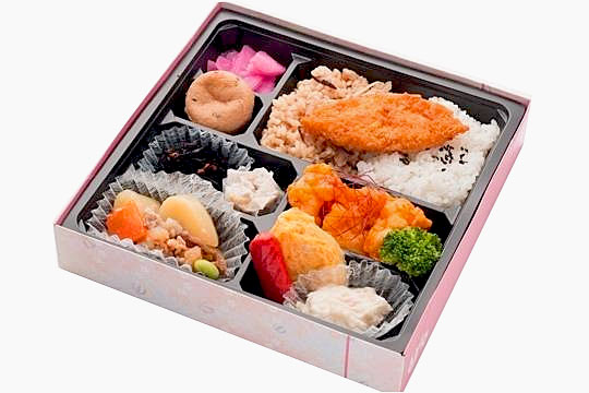 ほくほく肉じゃがとプリプリの海老チリのお弁当 　200ｍｌパック茶付