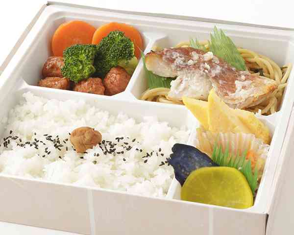 赤魚粕漬け焼きとミートボールの 和洋折衷弁当