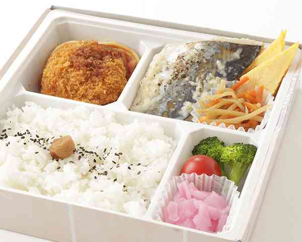 "鰆(さわら)塩麹焼きと小エビカツの 和洋折衷弁当"