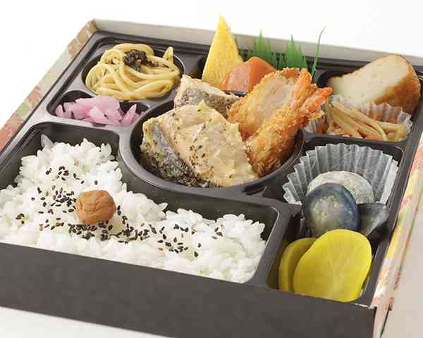 季節の西京焼きとエビフライの和洋折衷御膳弁当