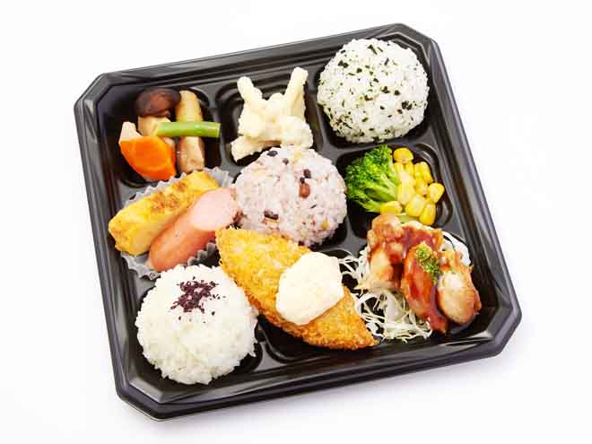 色々入ったお弁当（3）白身フライ／チキンステーキ