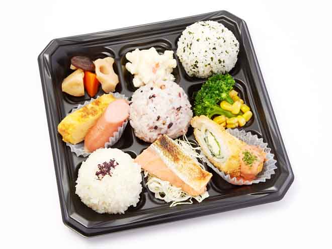 色々入ったお弁当（1）チーズささみ紫蘇カツ／シャケの塩焼き