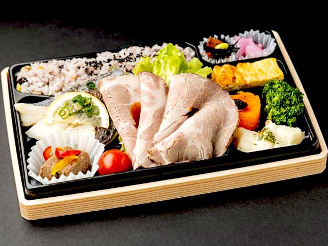 【十六穀米のボリューム弁当】　季節の魚の西京焼とやわらかローストポーク