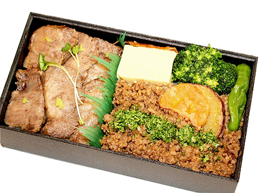 飛騨牛ステーキと飛騨牛そぼろ御膳　500ｍｌペット茶付