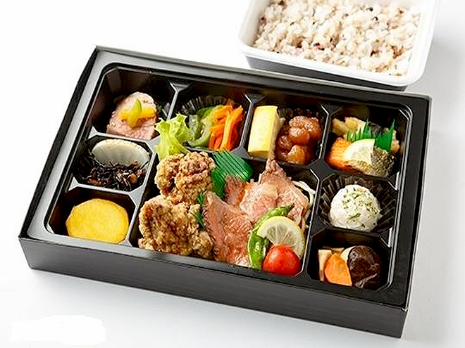 牛ステーキと手仕込み鶏唐揚げの11菜幕の内　500ｍｌペット茶付