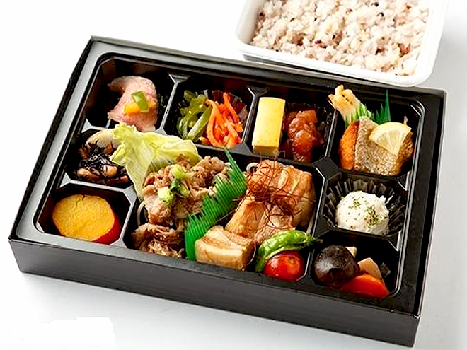 牛すきと煮豚の11菜幕の内　500ｍｌペット茶付